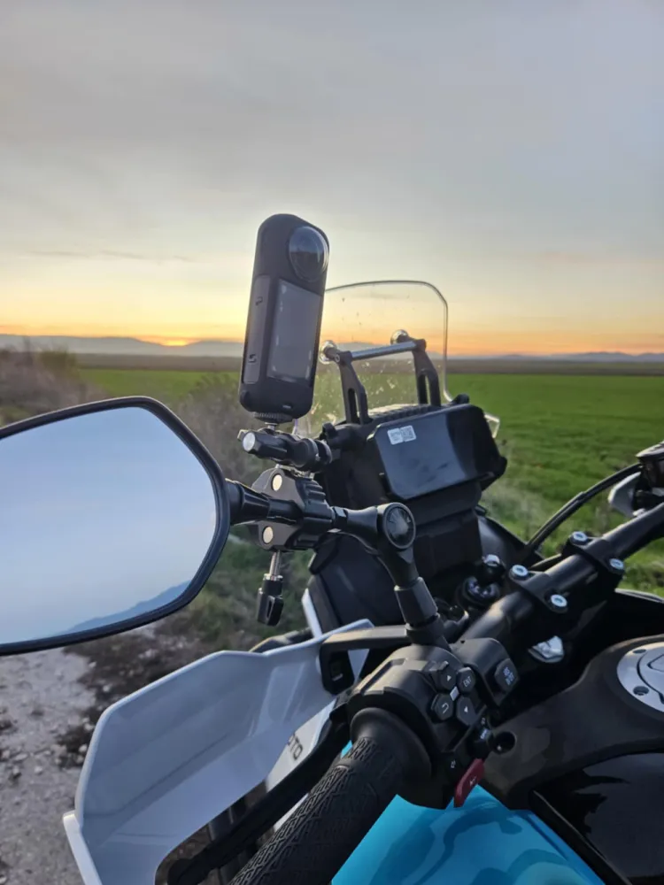 Insta360 стойка за мотор - монтирана на огледало