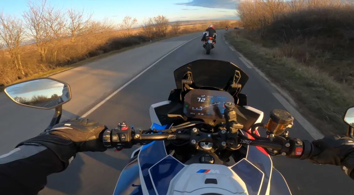 Видове стойки за екшън камери на мотор – Коя е най-подходяща за теб