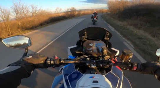 Видове стойки за екшън камера на мотор – как да избереш