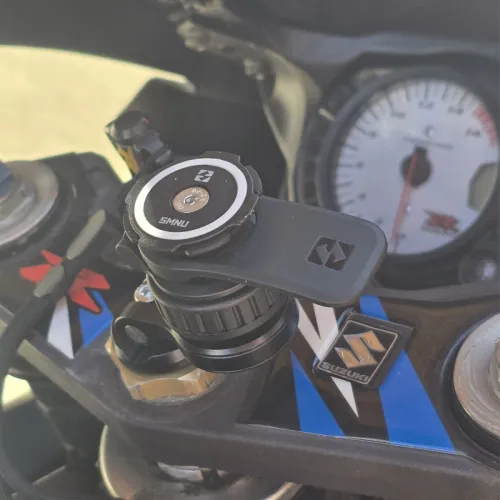 Близък план на стойка за телефон, монтирана на мотоциклет.