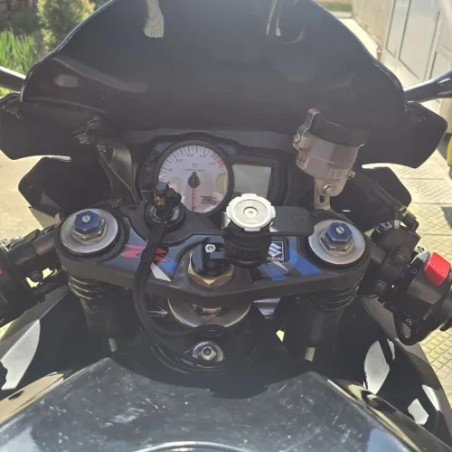 Заснемане на мотоциклета с монтирана стойка на кормилото.