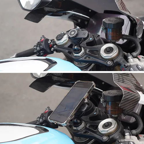 Стойка за телефон с телефон, монтирана на мотоциклет.