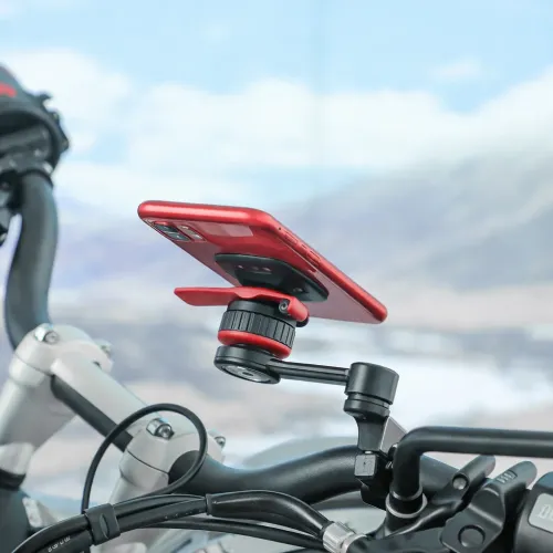 Червена стойка за телефон, използвана на мотор, с мобилен телефон монтиран.