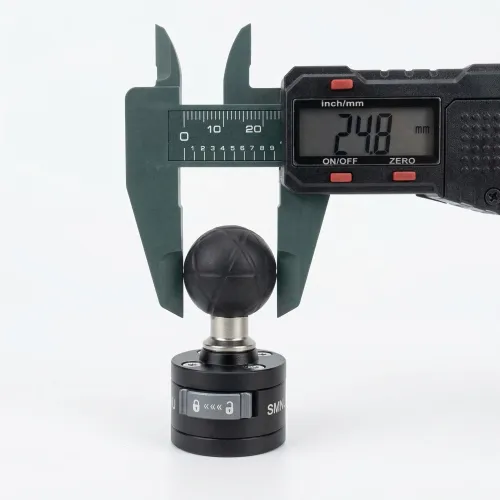 Измерване на 25mm ball head с уред, показващ 24.8mm.