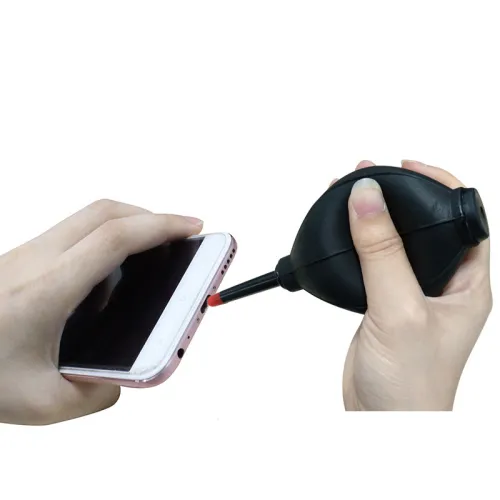 Черен компактен пневматичен почистващ инструмент, използван за почистване на смартфон.