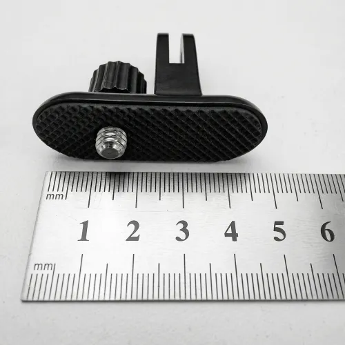 Адаптер с размери на фона на сантиметрова линийка.