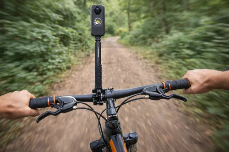 Стойка със стик за insta360, монтирана на кормило на колело.
