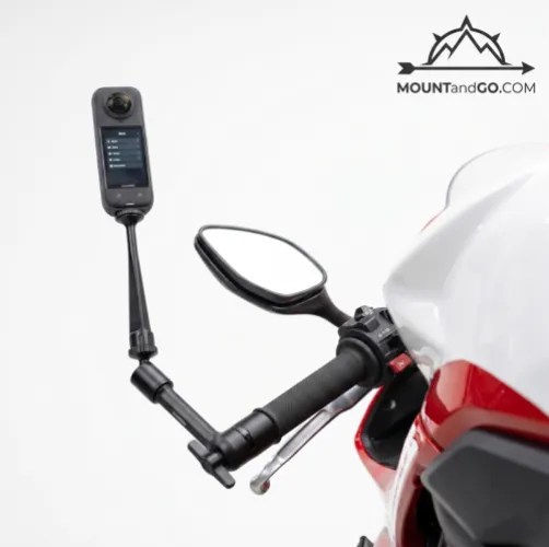 Стойка Insta360, монтирана на кормилото на мотор.